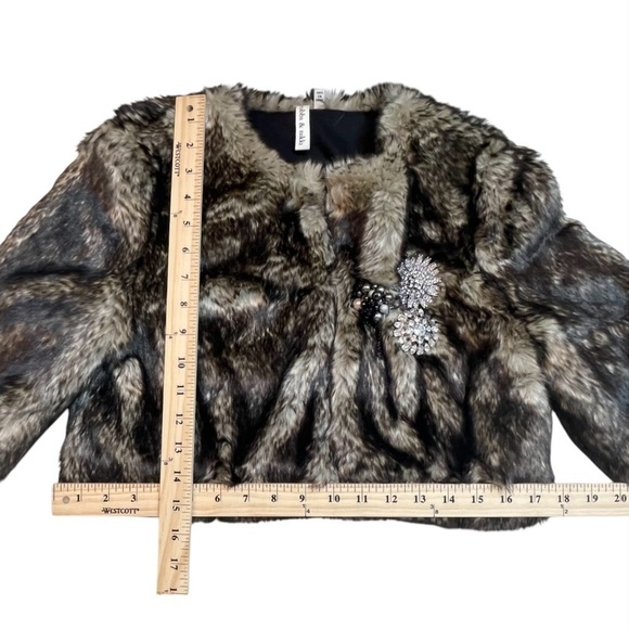 Robbi & Nikki Faux Fur Cropped Jacket w/ Rhinestone Brooch Size Women’s Medium - Picture 9 of 16
